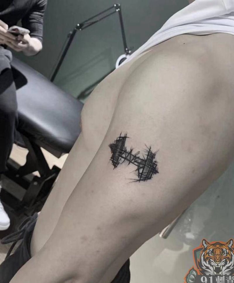 杠铃纹身图片_手臂几何点刺杠铃纹身图案