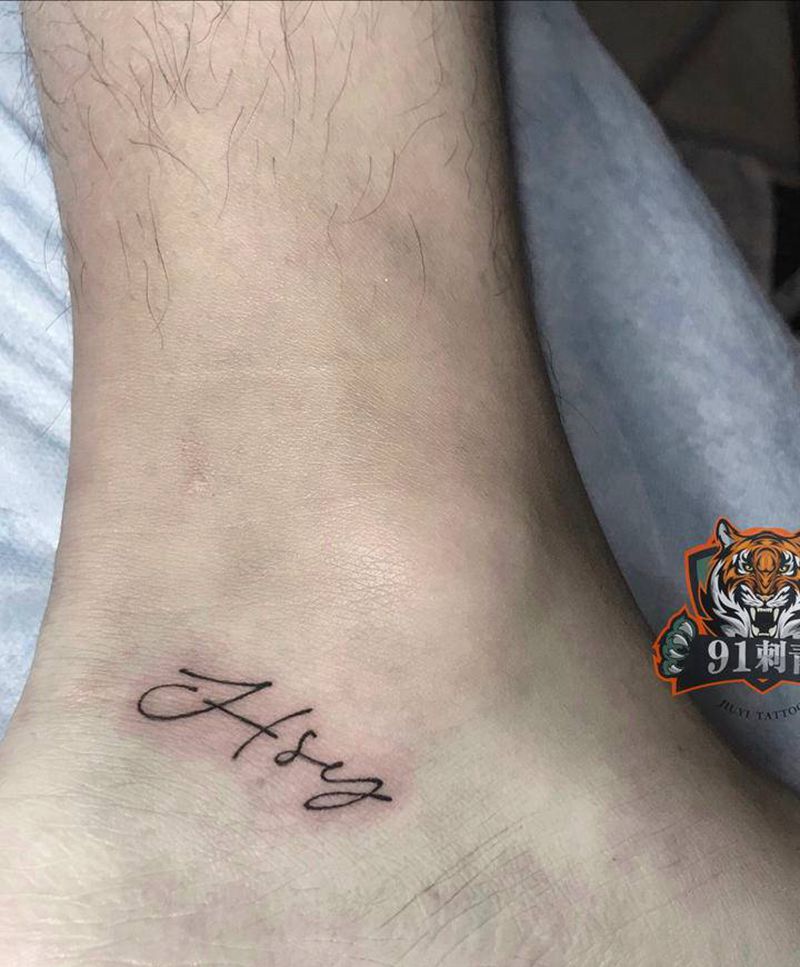 字母纹身图片_脚部花体字纹身图案