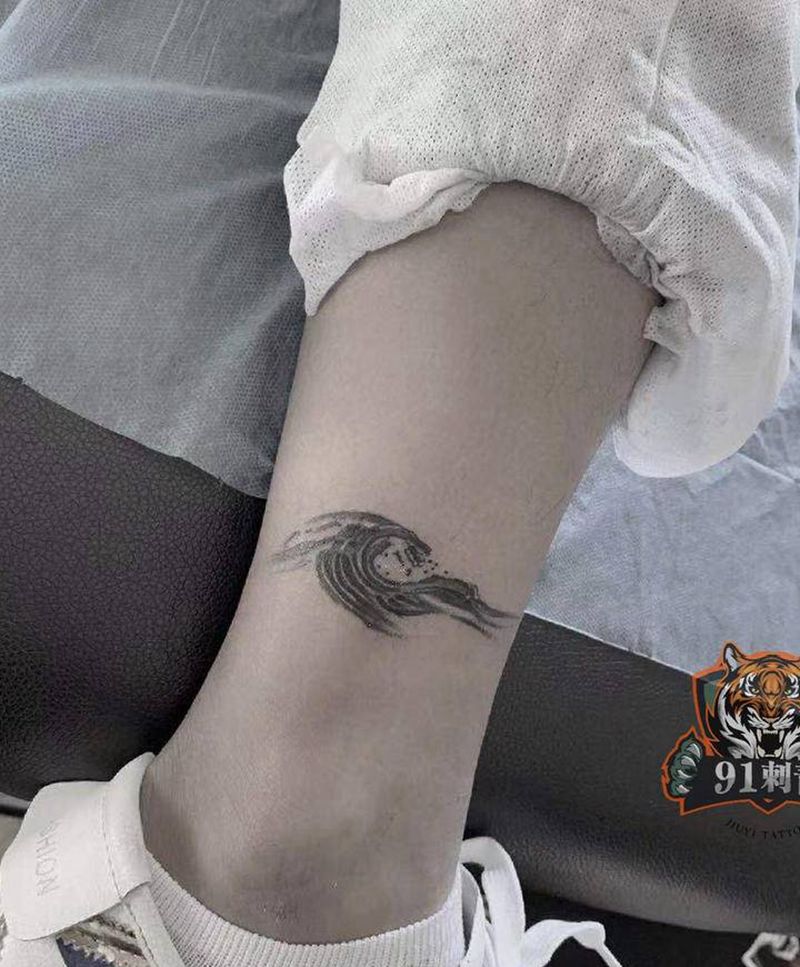 水浪纹身图片_腿部点刺浪花纹身图案