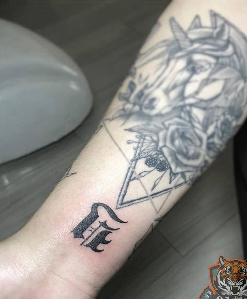 花体字纹身图片_手臂花体字纹身图案