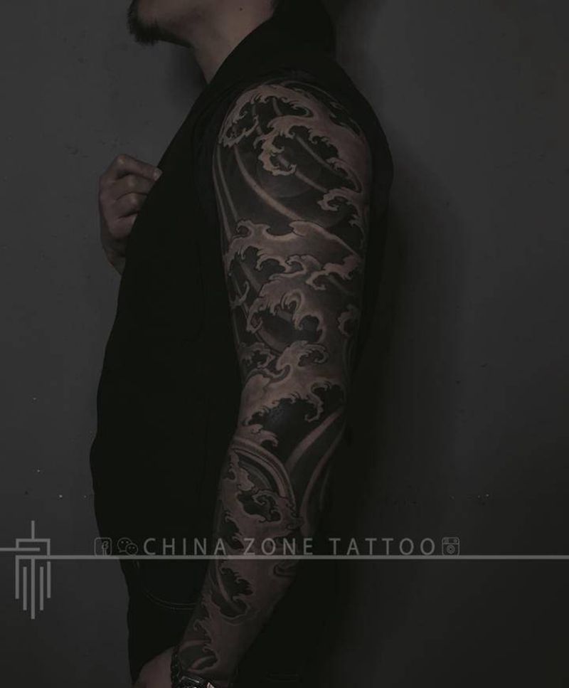千贺宗王位作品纹身图片_手臂手部新传统水墨水浪指浪新传统纹身图案