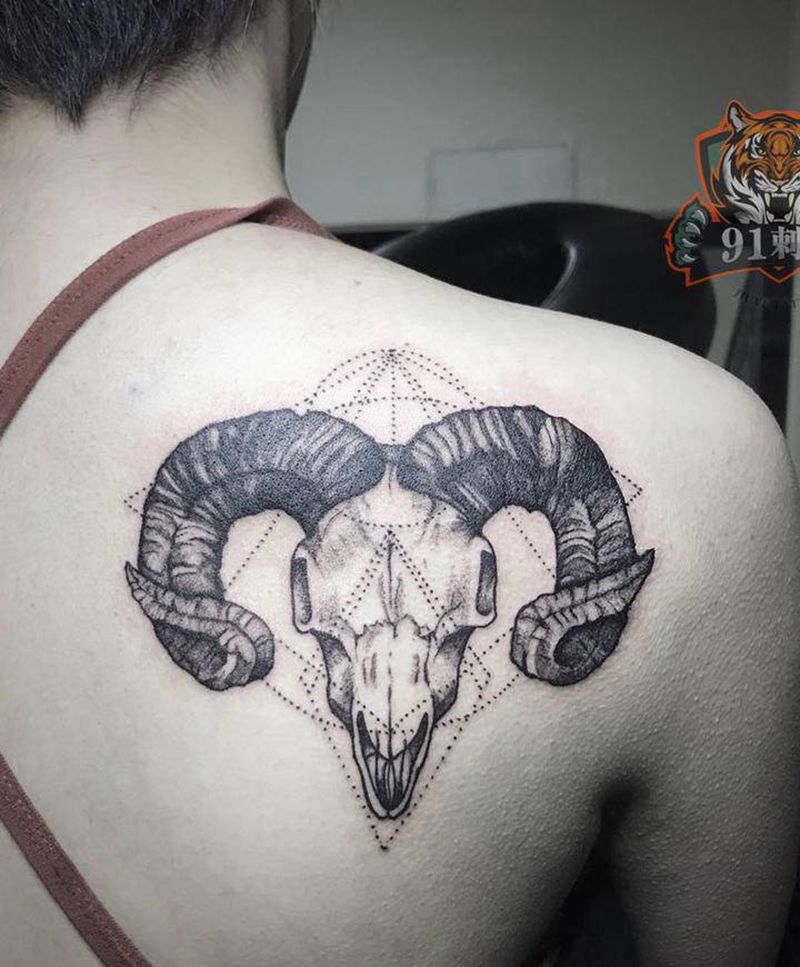 后背羊头纹身图片_背部点刺几何羊头纹身图案