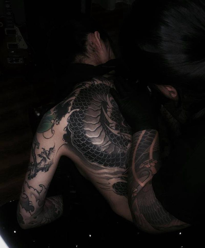 待续-王位纹身图片_肩部背部新传统水墨龍纹身图案