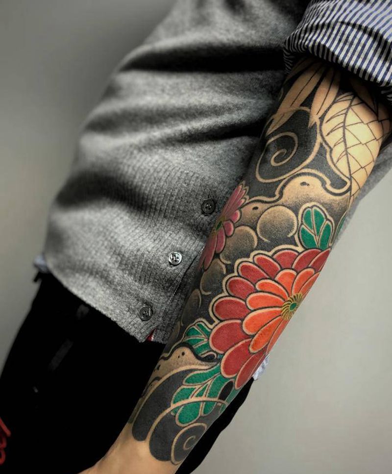 日式花臂纹身图片_手臂手部老传统日式花臂菊花纹身老传统鱼纹身图案