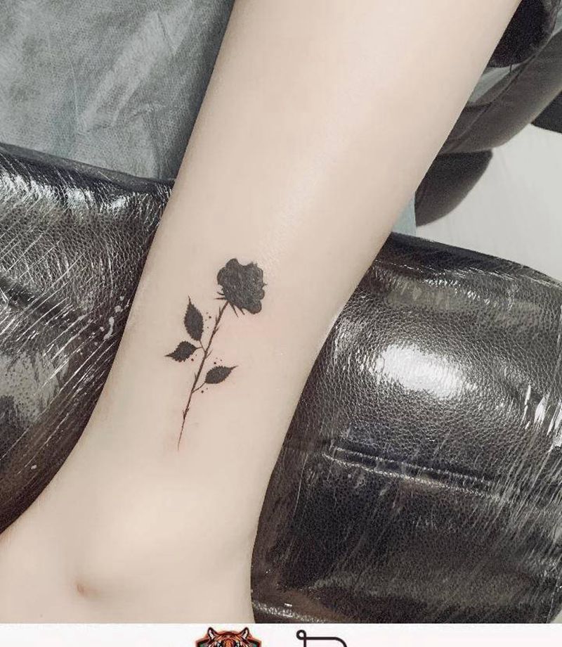 小黑花纹身图片_腿部图腾花纹身图案