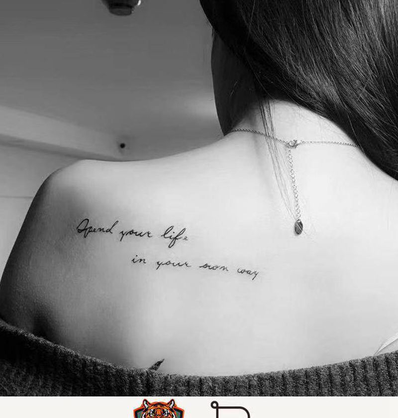 字母纹身图片_背部花体字字母纹身图案