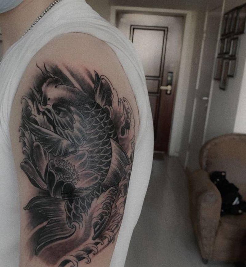 鲤鱼纹身图片_手臂老传统纹身图案