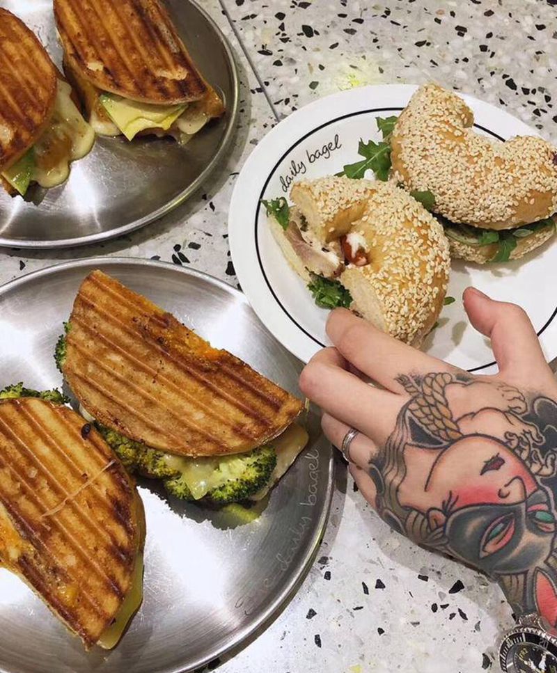 手面兔女纹身图片_手部老传统Old School兔女兔女郎兔子纹身图案