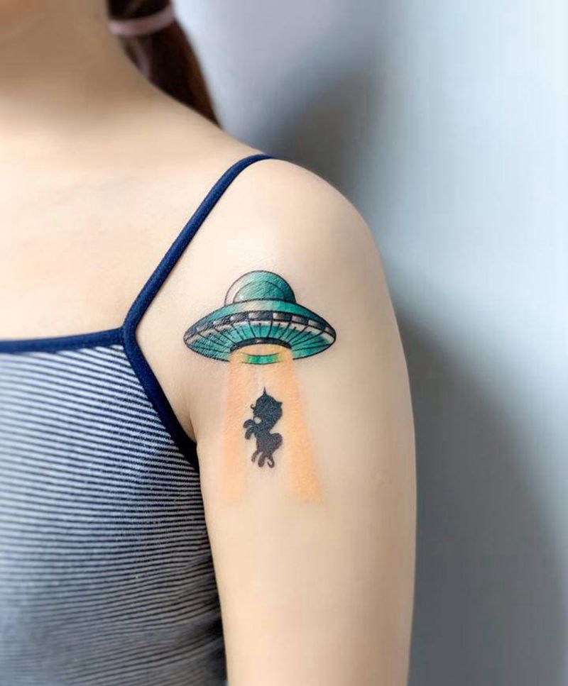 UFO飞船纹身图片_肩部New School点刺UFO宇宙飞船ET纹身图案