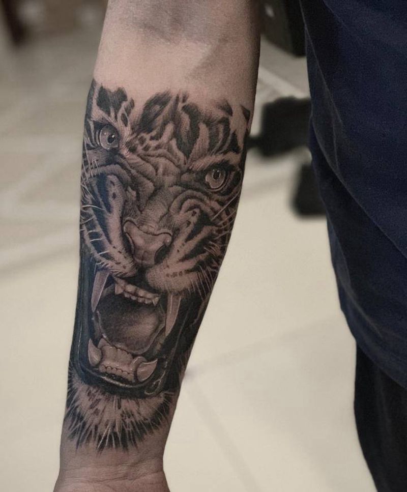 虎纹身图片_欧美写实纹身图案
