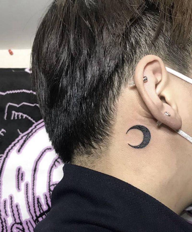小月亮纹身图片_颈部图腾纹身图案