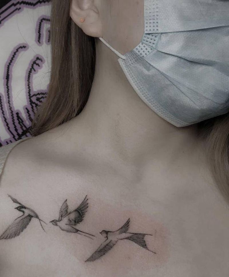 小燕子纹身图片_胸部水墨燕子纹身图案