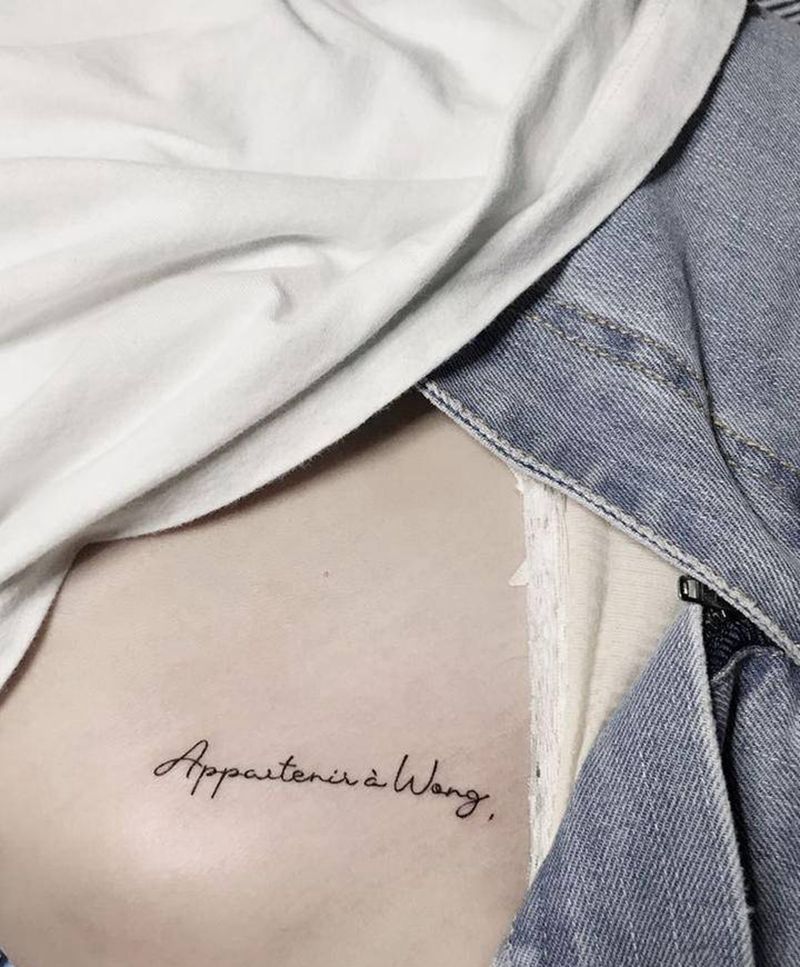 字母纹身图片_腰部花体字纹身图案