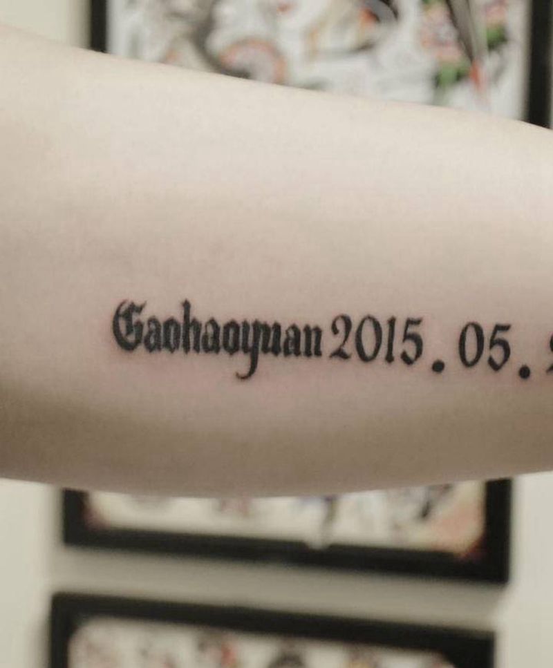 哥特字母纹身图片_手臂花体字哥特纹身图案