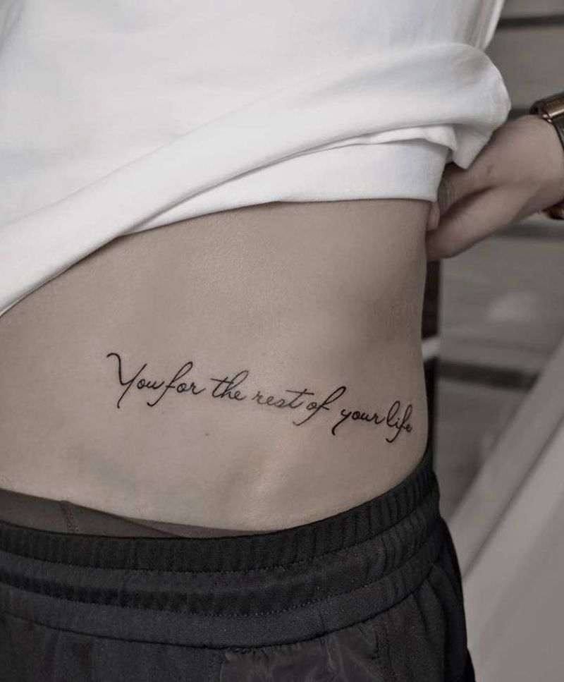 字母纹身图片_腰部花体字纹身图案