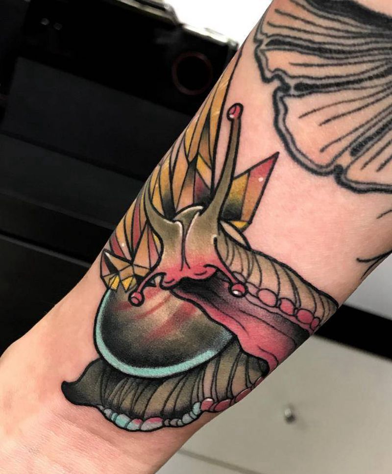 有矿的小蜗纹身图片_手臂手部New School新传统蜗牛昆虫活体纹身图案