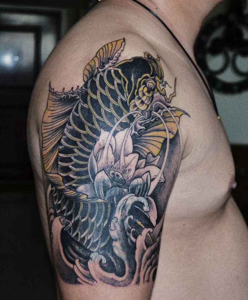 鲤鱼纹身图片_手臂老传统鲤鱼纹身图案