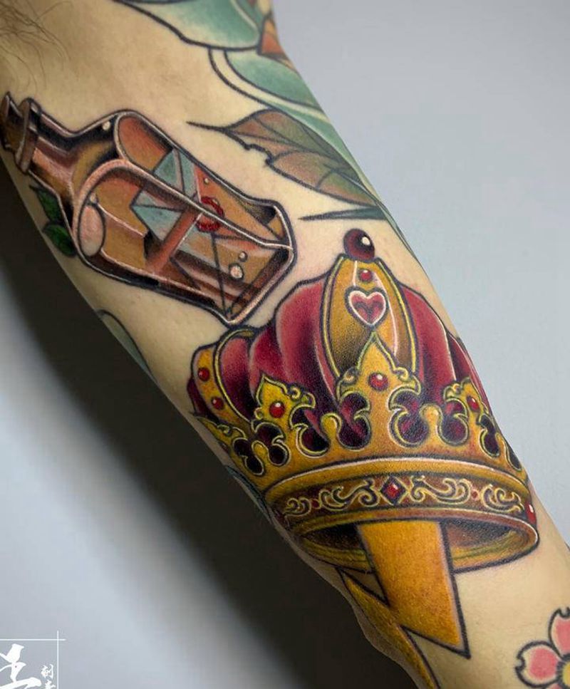 皇冠纹身图片_手臂New SchoolOld School皇冠皇家红配黄纹身图案