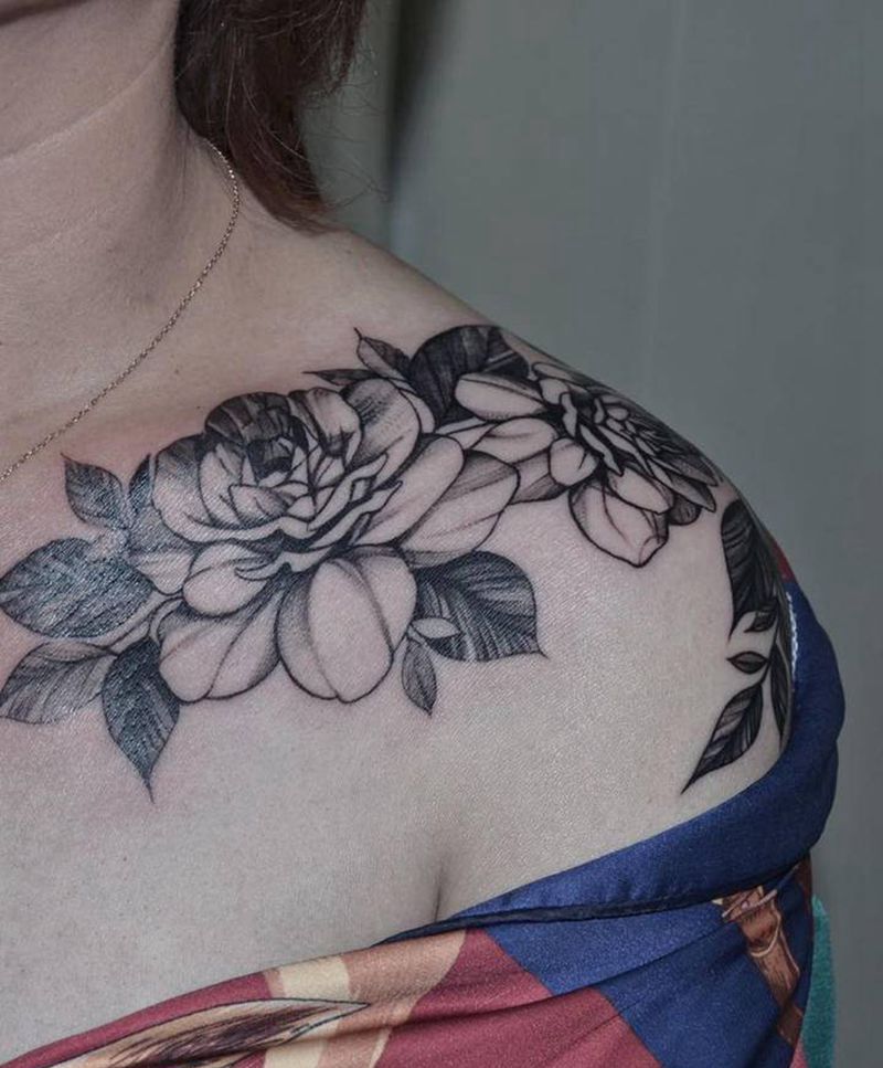 肩花纹身图片_肩部点刺素花纹身图案