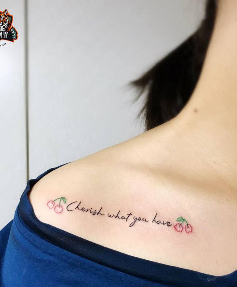 字母纹身图片_胸部颈部花体字纹身图案