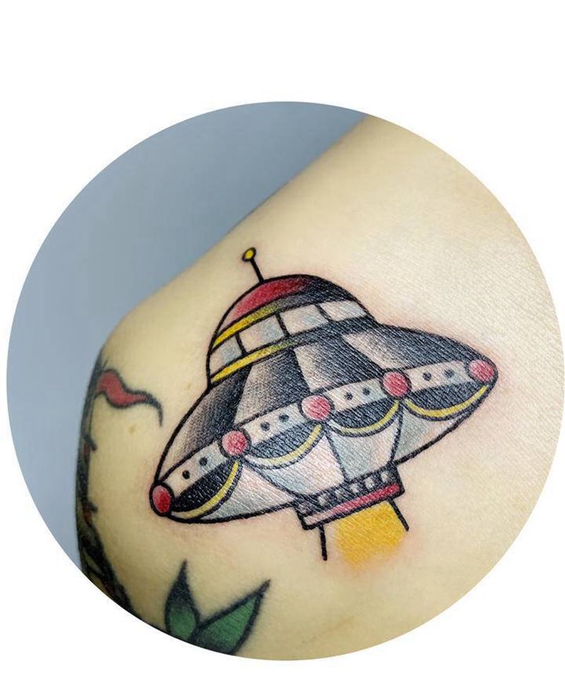 UFO纹身图片_肩部胸部Old School老传统飞船UFO外星纹身图案