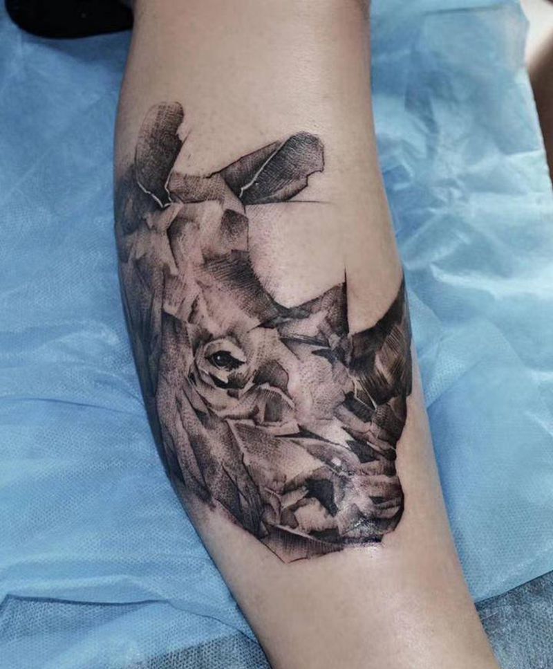 犀牛纹身图片_腿部点刺犀牛纹身图案