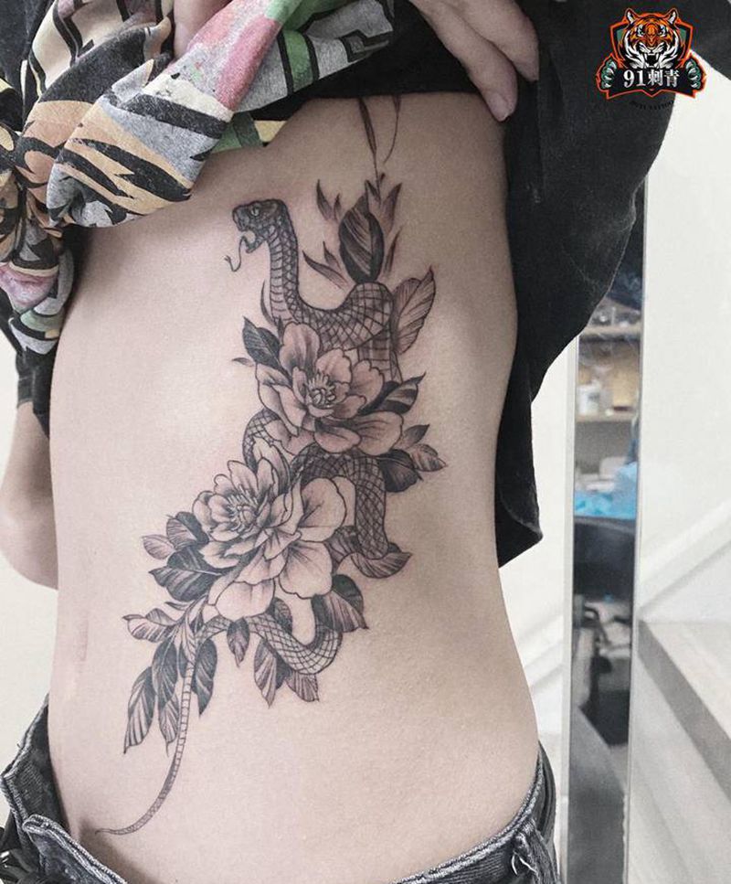 牡丹蛇纹身图片_腰部点刺欧美写实牡丹蛇纹身图案