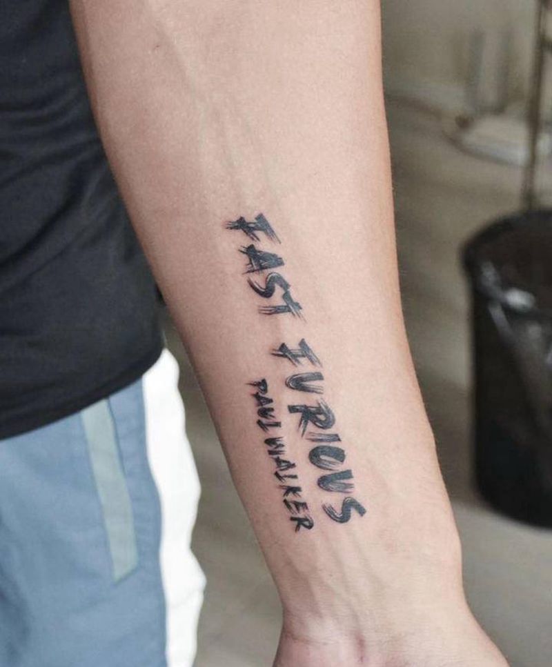 字母纹身图片_手臂花体字保罗沃克纹身图案