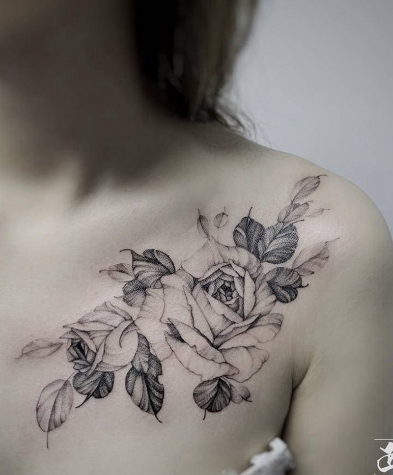 胸前素花纹身图片_颈部胸部点刺欧美写实花素胸花纹身图案