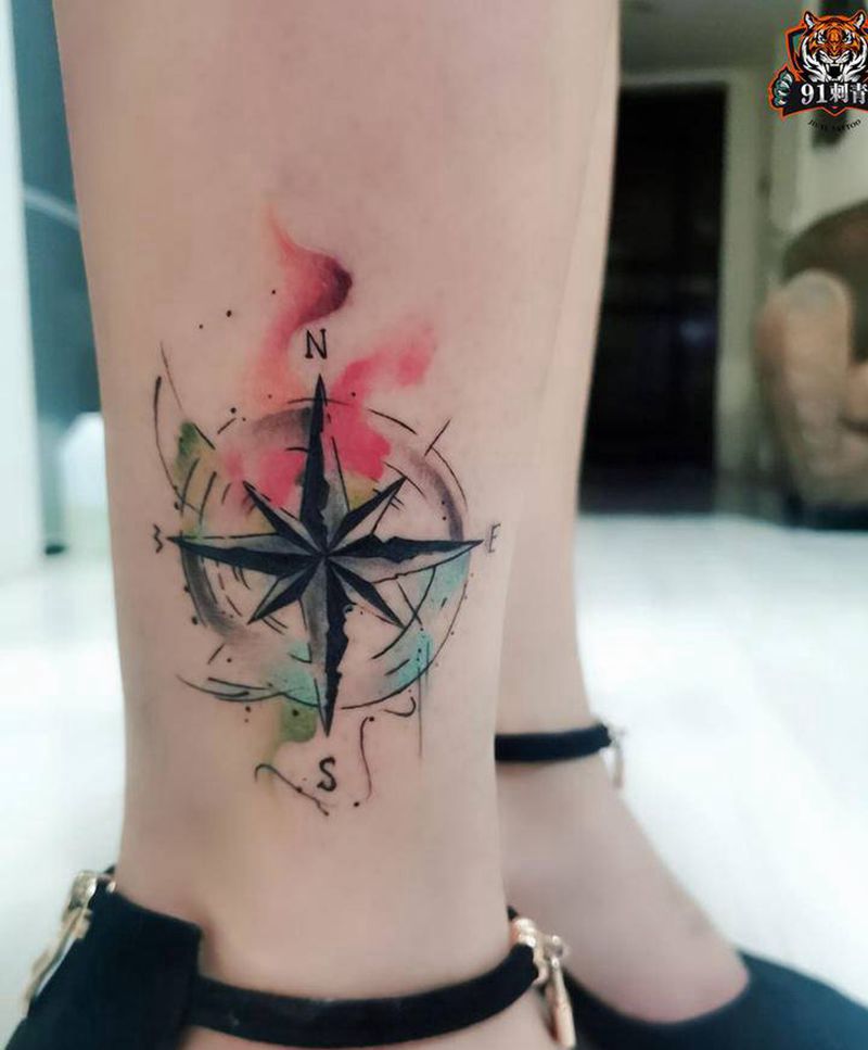 情侣纹身纹身图片_腿部水彩指南针纹身图案