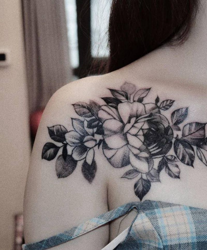 素花纹身图片_胸部点刺素花纹身图案