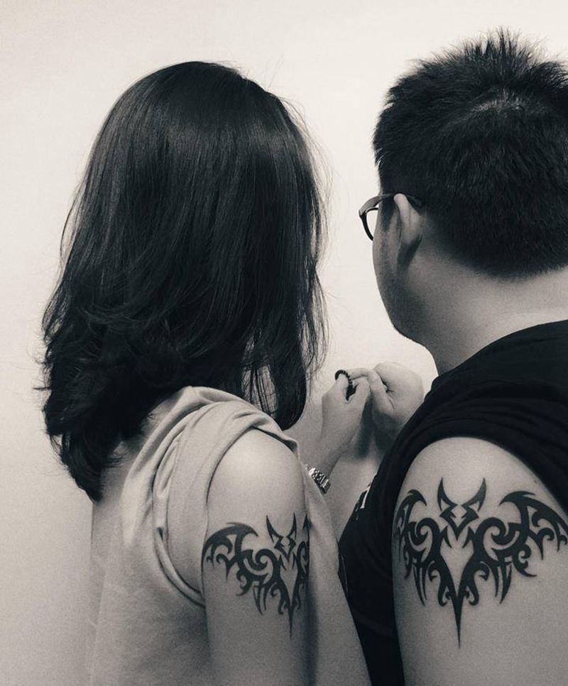 蝙蝠一对纹身图片_手臂肩部点刺图腾蝙蝠图腾蝙蝠侠纹身图案