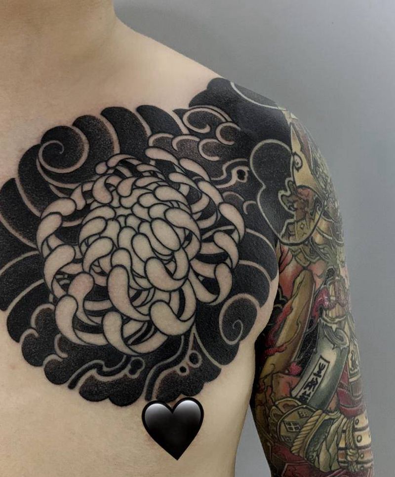 日式半胛纹身图片_胸部老传统Old School日式菊花老传统纹身图案