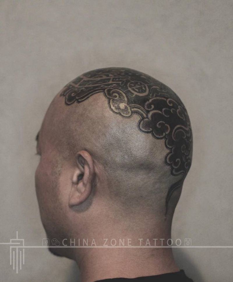 爆头云纹纹身图片_颈部新传统水墨云纹纹身图案