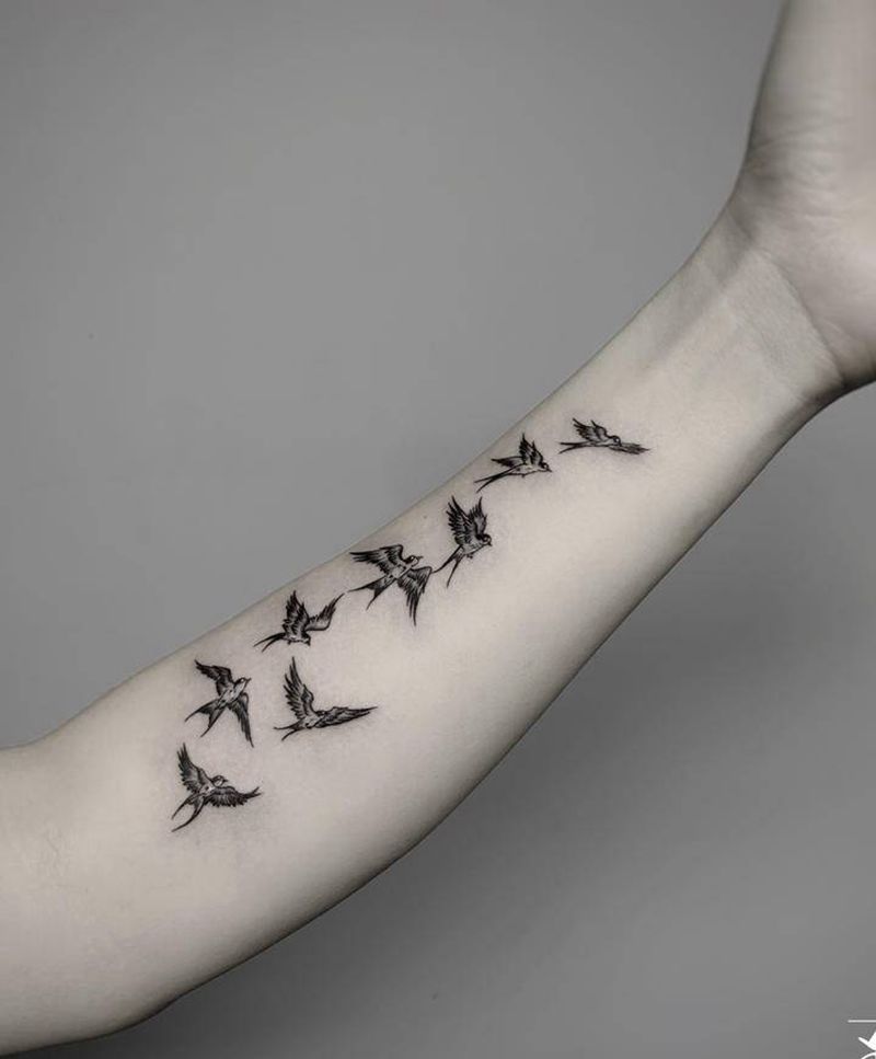 飞燕纹身图片_手臂欧美写实点刺燕子鸟明星纹身图案