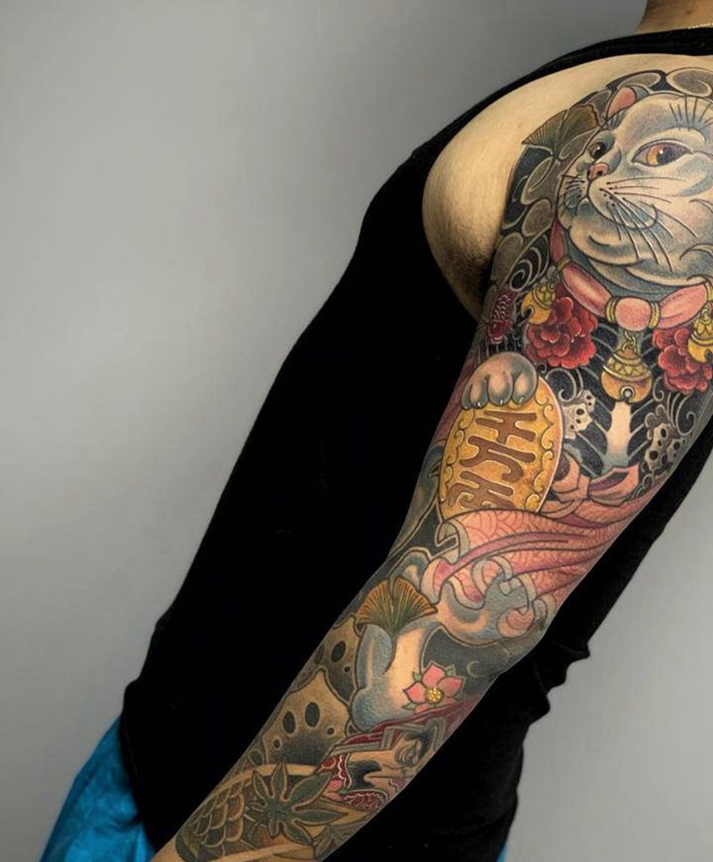 花臂猫纹身图片_手臂老传统新传统猫花臂日式老传统纹身图案