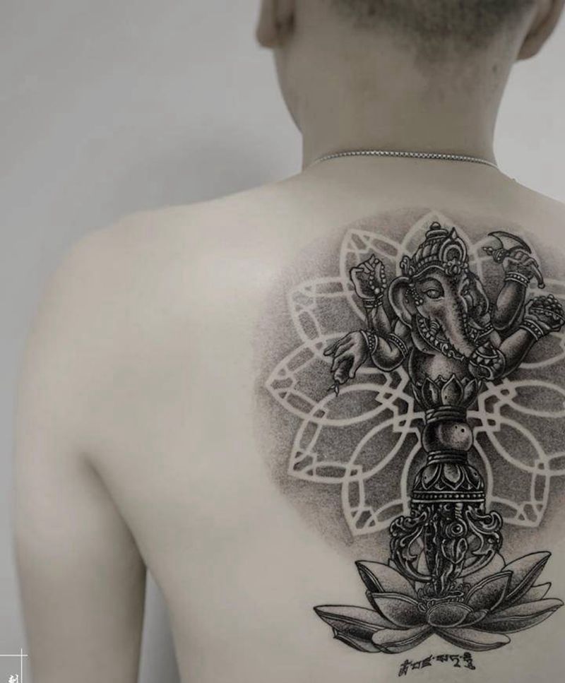 四臂象神纹身图片_背部点刺几何象神降魔杵金刚杵纹身图案