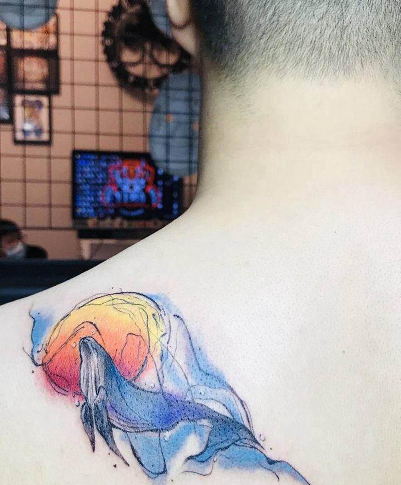 鲸鱼纹身图片_肩部水墨水彩纹身图案