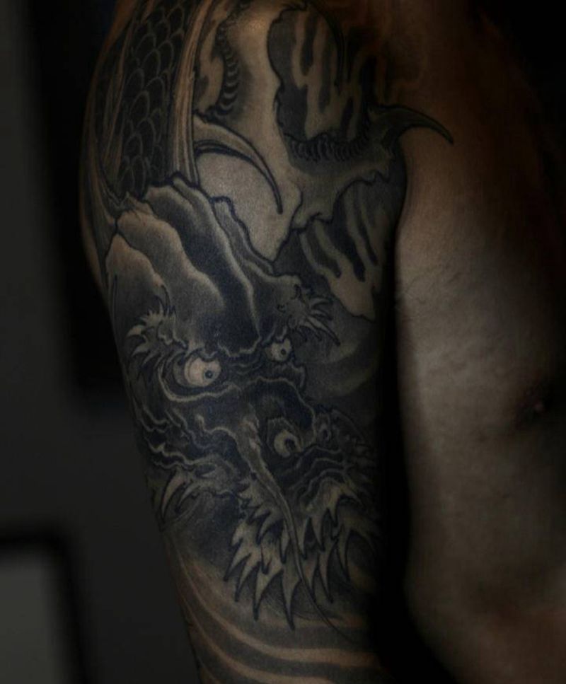 龍臂 恢复后纹身图片_手部手臂新传统水墨龙龍火纹身图案