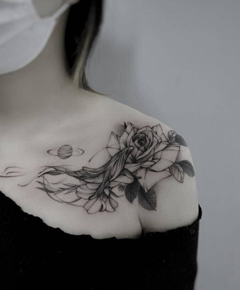 鲸花纹身图片_胸部肩部点刺欧美写实鲸鱼花星空纹身图案