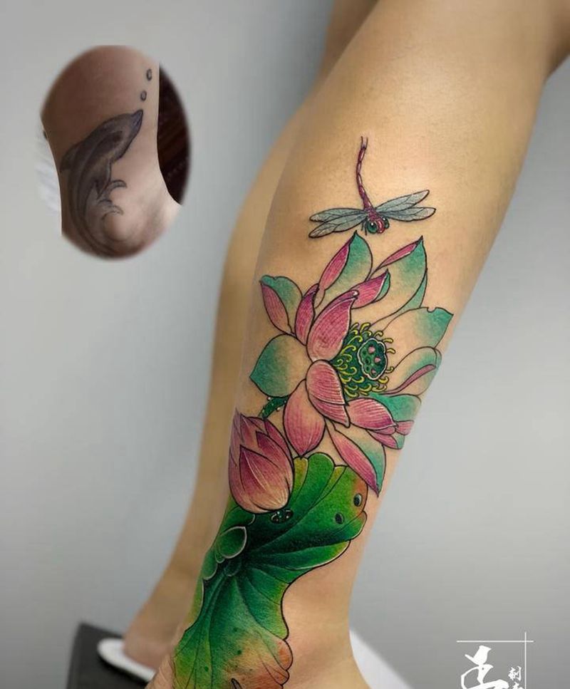 荷花遮盖纹身图片_脚部腿部新传统欧美写实荷花蜻蜓莲花纹身图案