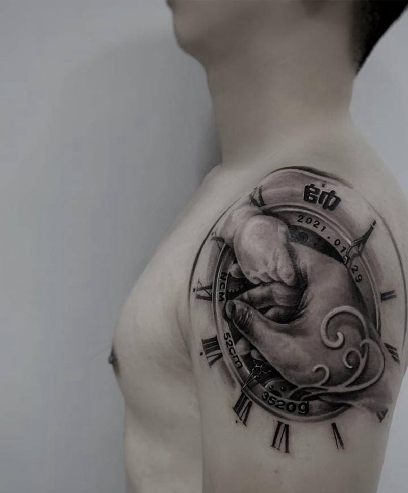 父爱纹身图片_手臂肩部欧美写实点刺手怀表时间纹身图案