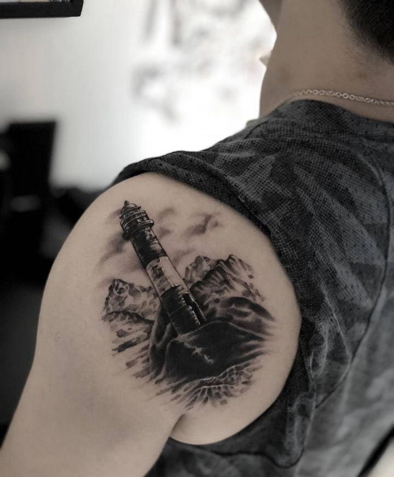 灯塔遮盖纹身图片_肩部背部欧美写实点刺遮盖纹身灯塔纹身海浪纹身图案