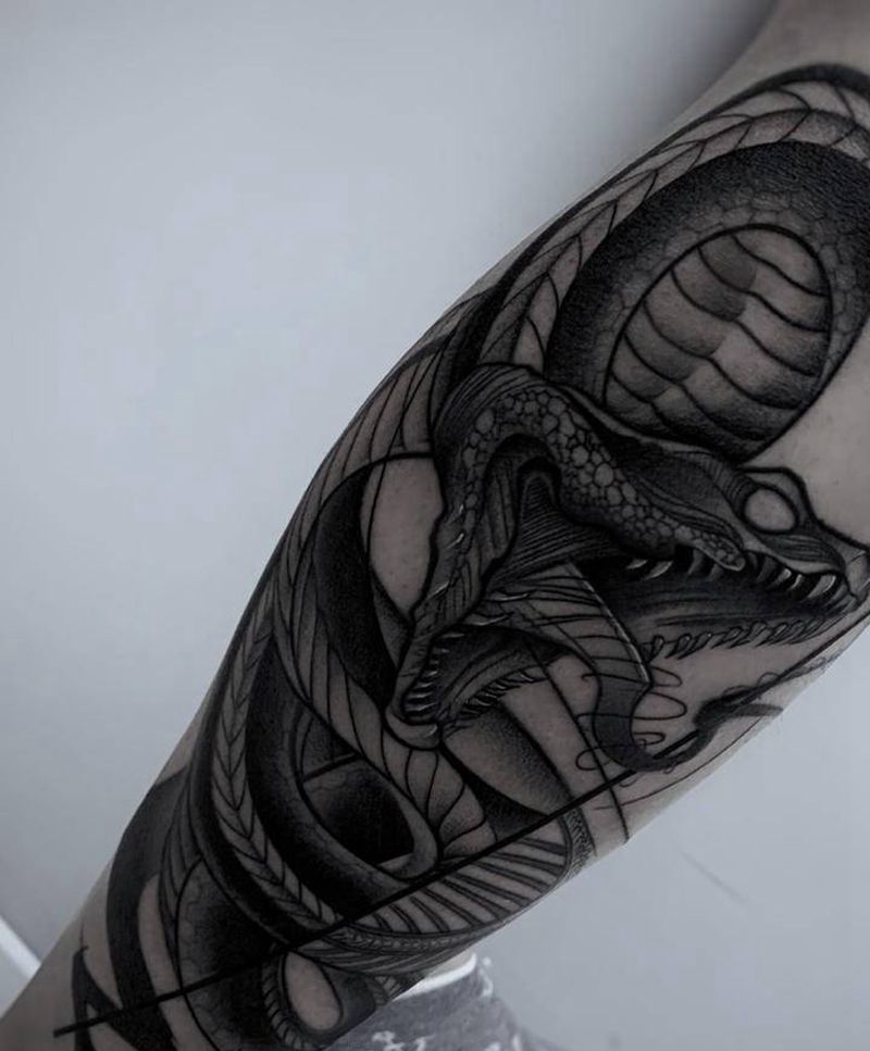 Black蛇纹身图片_腿部欧美写实图腾动物蛇纹身遮盖纹身纹身图案