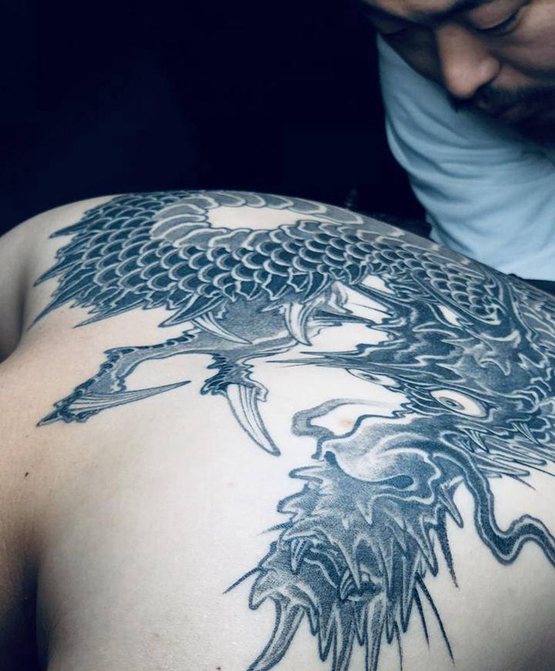 龍背待续纹身图片_臀部背部新传统水墨龍满背火纹身图案