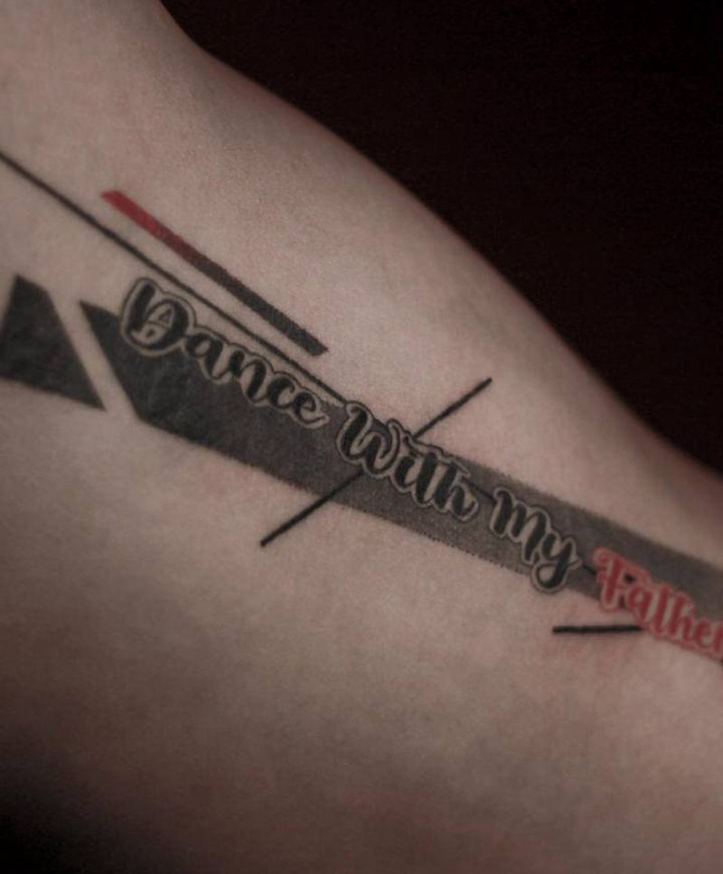 小图也做纹身图片_胸部腹部花体字点刺字母肋骨纹身图案