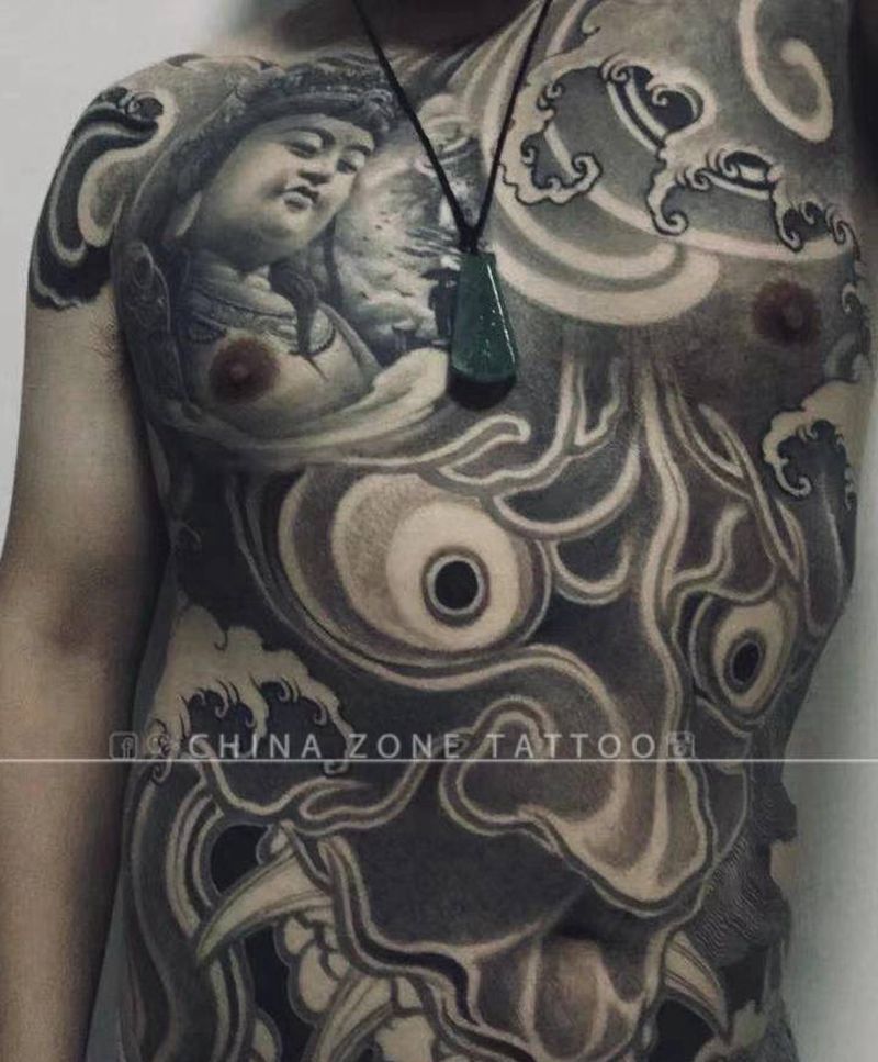 通体局部纹身图片_胸部腹部新传统水墨般若龍花胸纹身图案