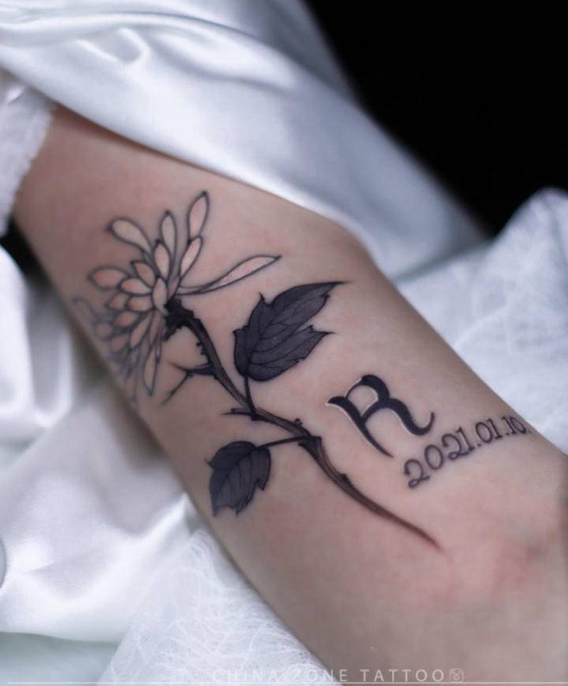 30分钟小图纹身图片_手部手臂新传统水墨花菊纹身图案