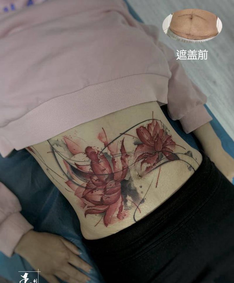 荷花遮盖纹身图片_腹部腰部水墨水彩花遮盖疤痕水墨花纹身图案