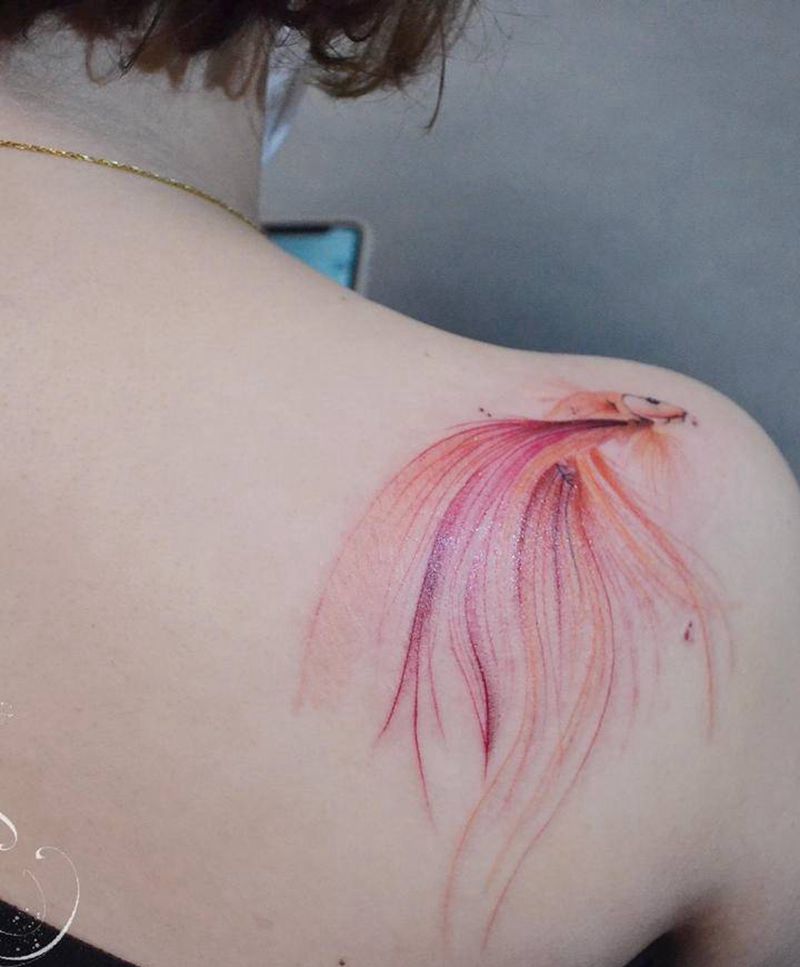 金鱼纹身图片_背部水彩纹身图案